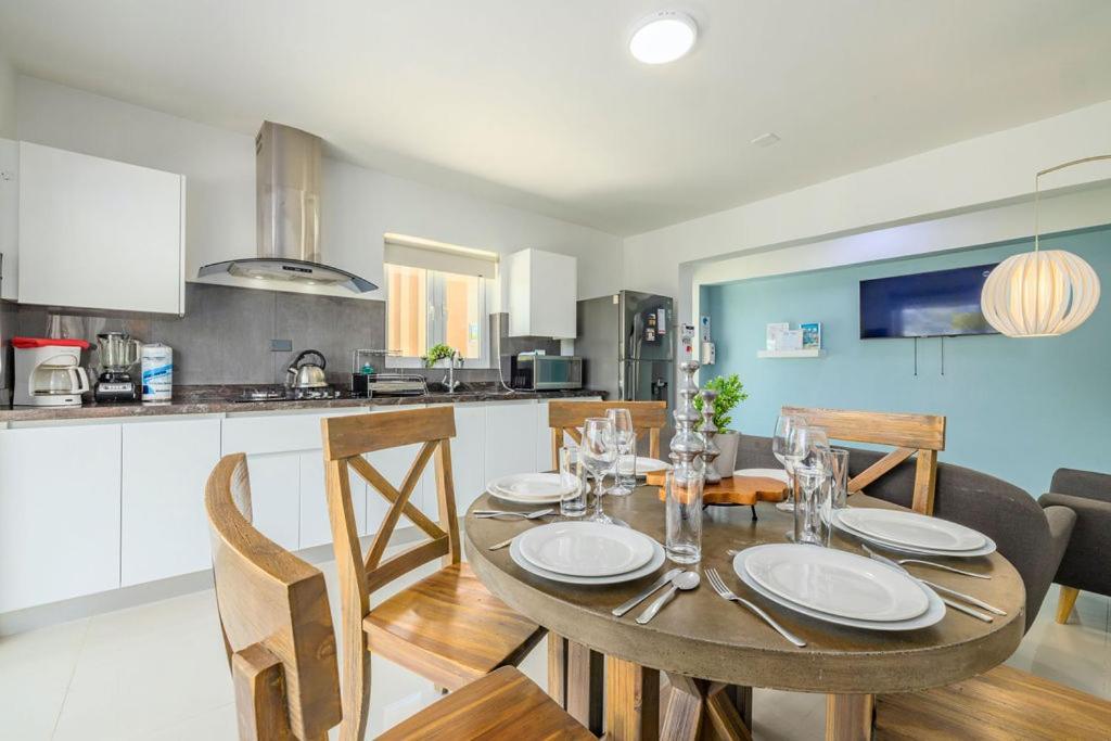 Koyari Modern Condos 9Br 7Ba Sleeps 26 W/ Pool And Roof Deck Palm Beach Exteriör bild