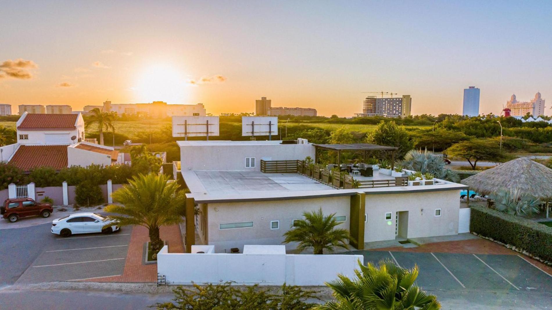 Koyari Modern Condos 9Br 7Ba Sleeps 26 W/ Pool And Roof Deck Palm Beach Exteriör bild